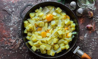 Sådan tilberedes squashkaviar i en blender Vil du slikke fingrene? Vi vasker og tørrer zucchinien. Vi bruger udelukkende unge eksemplarer. Hvis grøntsagerne er sene, med ru hud, så skal det fjernes sammen med frøene. Skær den tilberedte zucchini i små tern. Skræl gulerødder og løg, vask dem, skær dem i stykker. Læg de hakkede grøntsager i en dyb stegepande, hæld halvtreds til halvfjerds milliliter vand i, og sæt dem på komfuret. Svits grøntsagerne ved svag varme, indtil de er bløde. Dette vil tage cirka femten minutter.