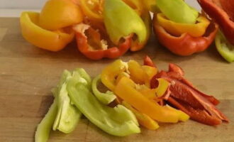 How to prepare peppers in oil for the winter? Let's prepare the main component of the future snack - pepper. We thoroughly wash each fruit under running water, remove the seeds and cut into strips about 1 centimeter wide.