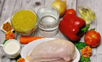 Como cozinhar deliciosamente o bulgur com frango? Vamos preparar os ingredientes necessários e medir a quantidade necessária.