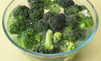 How to make classic creamy broccoli soup? If the broccoli is fresh, then wash it and soak it in cold water with a small amount of salt - this will allow any insects present in the inflorescences to come to the surface. If using frozen cabbage, skip this step.