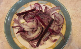 How to make a simple and delicious avocado salad? Cut the onion into thin half rings, pour a spoonful of vinegar over it and leave to marinate for half an hour.