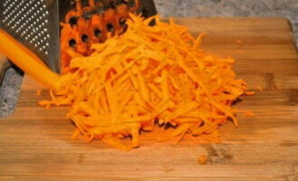 We clean the carrots, rinse them under running water and grate them on a coarse grater. Place it in a bowl with the cabbage.