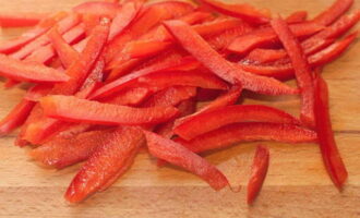 We wash the sweet bell pepper and remove the stalk, cut it in half. After removing the seeds, cut the pepper into strips.