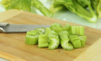 We also wash the dill and celery umbrellas well. Peel the garlic cloves and cut the celery into small pieces.