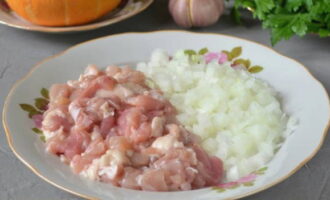 Complementamos a carne com cebola picada.