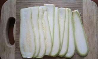 Salate e ungete la prima fetta. Facciamo lo stesso con i piatti rimanenti. Metti immediatamente le zucchine in un piatto fondo e lasciale per 15 minuti. Durante questo periodo verrà rilasciato il succo, che dovrà essere drenato.