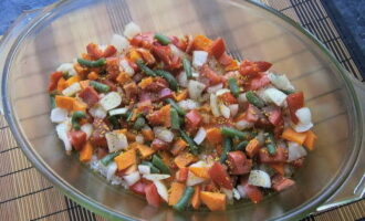 Cut onions, carrots, bell peppers, beans and tomatoes into cubes and mix.Place the vegetables on top of the rice, add a little salt, all-purpose seasoning and ground black pepper.