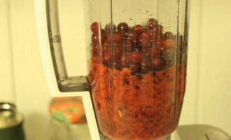 Now we put it in a blender bowl and grind until the berries reach a puree state.