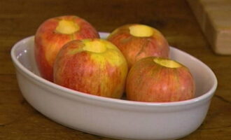 Transfiera las frutas preparadas a una fuente para horno. Los huecos deben estar en la parte superior.