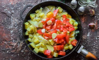 Após este tempo, adicione os tomates lavados e fatiados, os dentes de alho descascados e fatiados. Mexa e continue cozinhando por mais dez a quinze minutos.