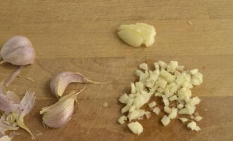 Peel the garlic cloves and finely chop them with a knife.