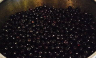 Ibuhos ang tubig na kumukulo sa mga berry at mag-iwan ng 5-7 minuto upang mapahina - makakatulong ito sa mas mahusay na saturation na may syrup.