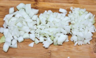 Peel the onion and cut into small cubes. Transfer it to a container with the rest of the vegetables.