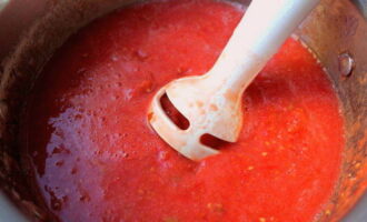 Lavar los tomates frescos. Para quitarles la piel fácilmente, primero debes hacer una cruz en la parte superior de los tomates, luego colocarlos en un bol y verter agua hirviendo sobre ellos durante un par de minutos. Muele los tomates sin piel con una batidora.