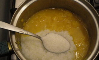 Espalhe a mistura de abóbora sobre o arroz pronto, acrescente açúcar ou mel, misture, tampe, embrulhe em algo quente e deixe por cinco minutos para que os sabores se combinem.