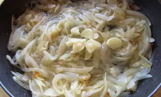 Semasa sayur mendidih di dalam ketuhar, hiris nipis bawang dan goreng dengan sedikit minyak. Sebaik sahaja bawang menjadi lut sinar, masukkan bawang putih cincang ke dalamnya. Masak selama beberapa minit lagi dan keluarkan dari api.