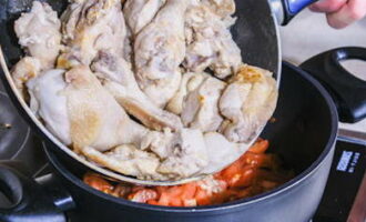 Coupez le poulet en portions et rincez-le soigneusement sous l'eau courante. Épluchez l'oignon et hachez-le finement. Ensuite, faites chauffer l'huile végétale dans une autre poêle et ajoutez-y l'oignon. Ajoutez maintenant le poulet et faites-le frire jusqu'à ce qu'il soit doré. Retirez ensuite la poêle du feu et transférez le poulet frit et les oignons dans un chaudron avec les légumes.