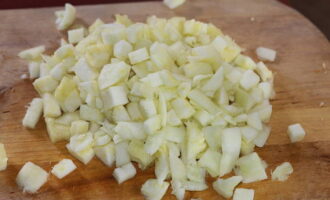 Cut the remaining pulp from the zucchini into small cubes and add them to the onion and garlic. Mix everything and cook for another 5 minutes.Next, transfer the fried vegetables to a separate container.