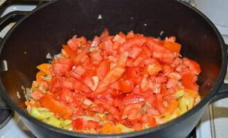 We cut the tomatoes into small cubes and add them to the total mass.