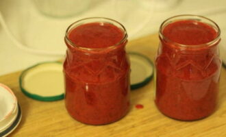 We thoroughly wash the jars in which the cranberries will be stored under hot water and soda and sterilize them in any convenient way. Place the berries grated with sugar over them.