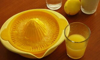 Exprima un vaso de jugo de naranjas peladas. Picar finamente la pulpa restante.