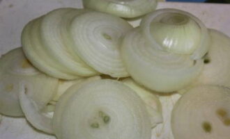 Next, cut the onion into thin half rings.