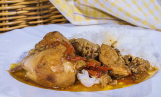 Le plat fini doit être très doux et tendre. Placez le poulet mijoté fini sur des assiettes et servez-le avec du riz ou un autre plat d'accompagnement préféré. Bon appétit! 