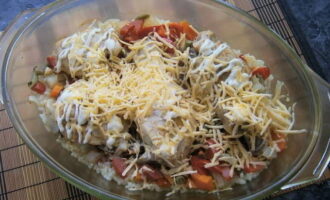 Preheat the oven to 200°C and bake the dish for 55 minutes. Then remove the lid or foil, sprinkle everything on top with grated hard cheese and put it in the oven for another 15 minutes.