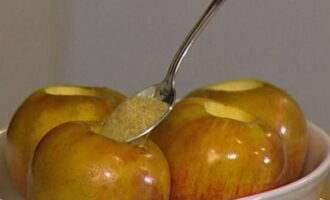 Después de un rato, vierte azúcar en las depresiones. Cocine la golosina por otros 15 minutos. Las manzanas dulces al horno están listas. ¡Deja que el producto se enfríe un poco y sírvelo!