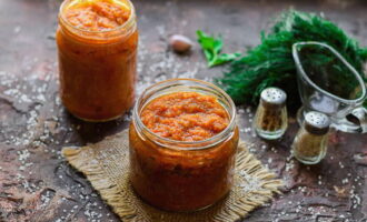 Embalamos o caviar quente pronto em potes secos e estéreis, enrolamos com tampas esterilizadas e secas e embrulhamos de cabeça para baixo em um cobertor quente. Após o resfriamento completo, guarde em local fresco e seco.