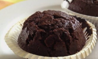 Ang malambot at malambot na chocolate muffin ay handa na. Hayaang lumamig nang bahagya at ihain kasama ng tsaa.