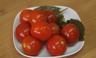 After this time, the pickled tomatoes will be ready. We store them in the refrigerator for a month. Serve to the table along with the main course. Bon appetit!