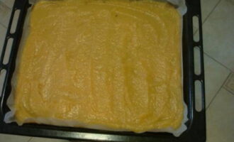 Ikalat ang applesauce nang pantay-pantay sa isang baking sheet na nilagyan ng parchment na pinahiran ng langis ng gulay.