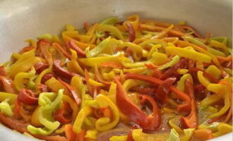 Add chopped pepper to the bubbling mixture and cook for about 4-5 minutes, then carefully transfer the softened pepper strips into sterile jars, and pour vinegar into the marinade and mix.