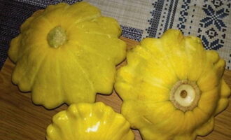 How to prepare crispy pickled squash in jars for the winter? We thoroughly wash the squash with warm water and remove excess moisture with a napkin.