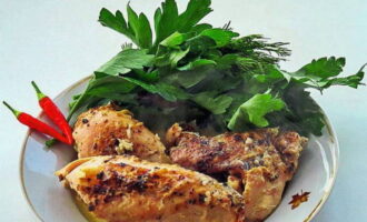 The aromatic Georgian dish is ready! Serve with fresh herbs.