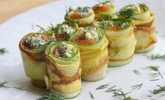 Enrolle las rodajas junto con el relleno formando rollos y colóquelas en un plato. 