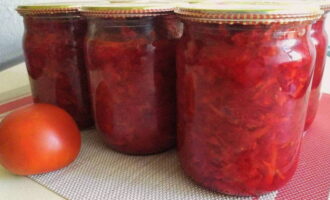 Jars and lids for seaming should be prepared in advance: cleaned, rinsed thoroughly and heat treated. Place the borscht dressing into jars and cover the necks with lids. Roll up and turn over. Let it cool under a warm blanket for a day, and then store it at room temperature.