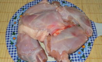 How to cook delicious rabbit in a slow cooker? Cut it into portions, rinse with cool water, and dry. 