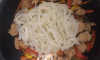 Add the boiled udon to the prepared chicken and stir the dish again.