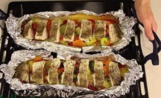 Preheat the oven at 180 degrees for a couple of minutes, and then place a baking sheet with the preparations inside it. Simmer for 15 minutes, and then take out the baking sheet, open the foil and put the dish inside again for 10 minutes.