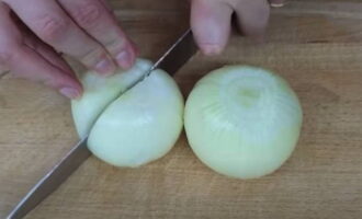 After peeling, the bulbs are also crushed using a meat grinder or blender. 