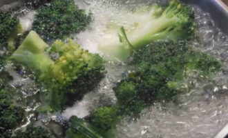 Kook in een aparte kom schoon water met een beetje zout. Doe de geweekte broccoli in kokend water en blancheer ze vanaf het begin van het koken maximaal 3 minuten, omdat de kool snel zacht wordt.