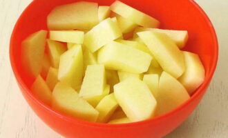 Peel the potatoes, wash and dry. Cut the tubers into small pieces.