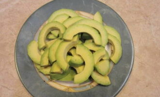 Peel the avocado and cut into thin slices.