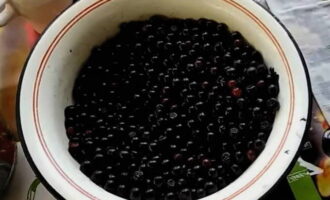 Gießen Sie Wasser in die Pfanne, kochen Sie es und fügen Sie die Beeren hinzu. Die Beeren 5 Minuten kochen.