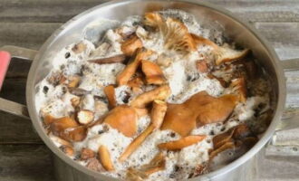 Lessate quindi i funghi preparati per 30 minuti in acqua con poco sale, ricordandovi di eliminare la schiuma dalla superficie.