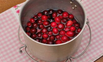 Wasser in die Pfanne gießen, anzünden, zum Kochen bringen und bei schwacher Hitze 3-5 Minuten köcheln lassen.