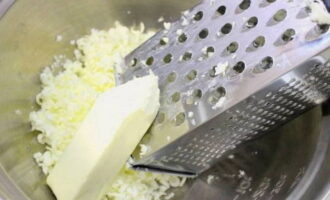 How to bake a pie with cottage cheese in the oven? The butter is pre-frozen and then grated into shavings. 