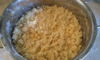 Mix the butter shavings with other ingredients for the dough and knead into crumbs, the dough is laid out in two containers. 